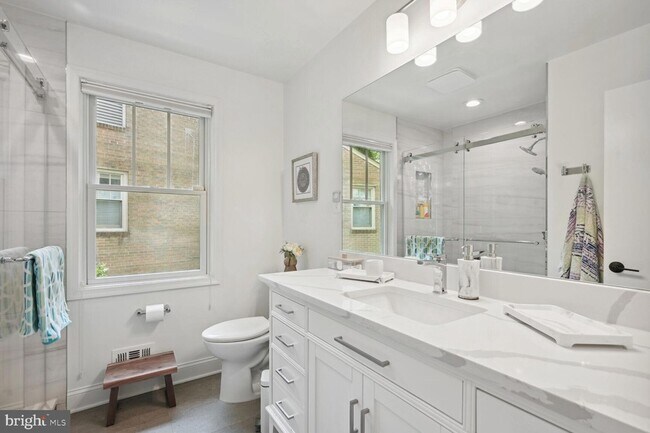 Building Photo - 4208 Maple Terrace