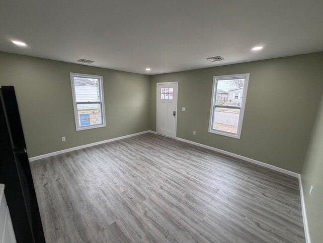 Building Photo - 2BR 1BA Fresh Interior Remodel.