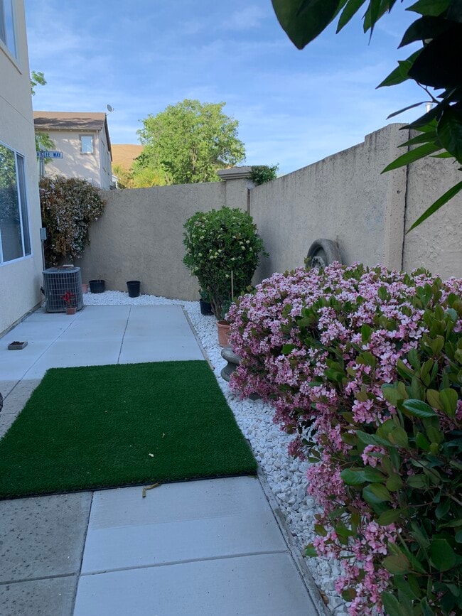 Building Photo - 2201 S Donovan Way