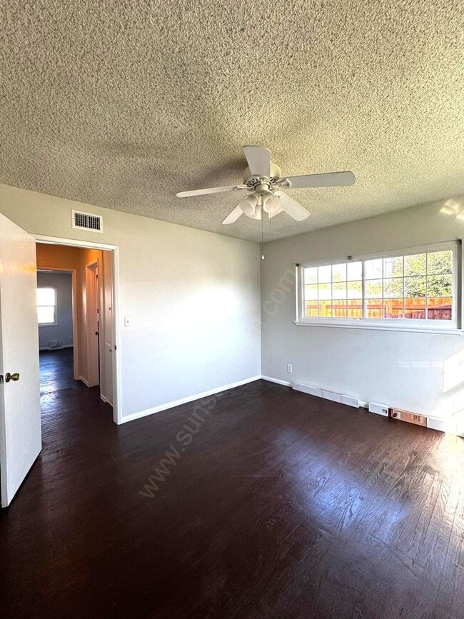 Building Photo - Stunning 3 Bedroom, 2 Bathroom Home on a L...