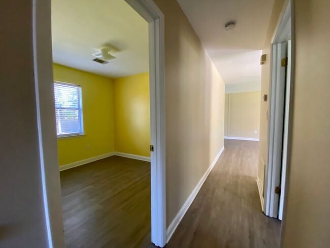 Building Photo - 980 White Cir