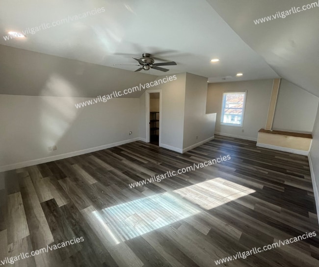 Building Photo - 3 Bedrooms • 1 Large Bathroom, Master suit...