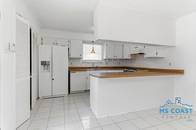 Building Photo - 167 Daisy St