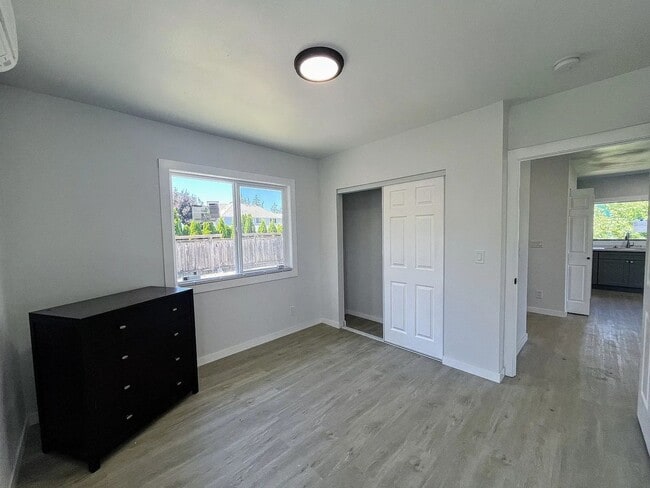 Building Photo - Kennydale 2-bedroom home