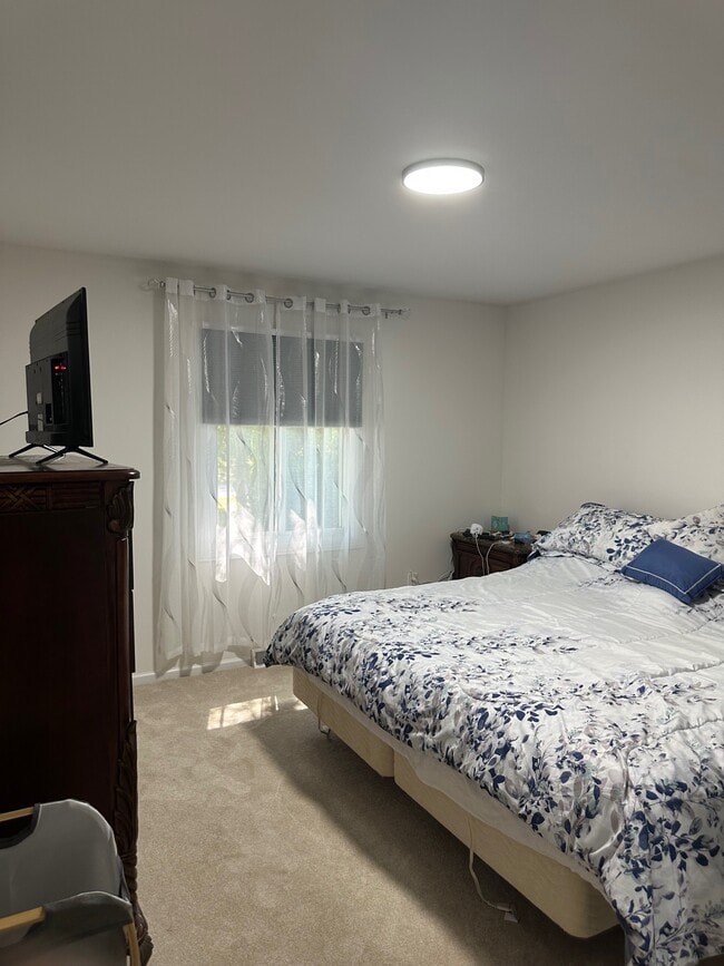 Building Photo - 2973 Memorial Dr
