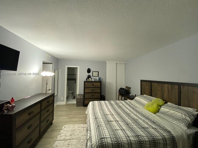 Building Photo - 455 S Pine Island Rd