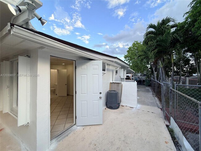 Building Photo - 561 W 39th St