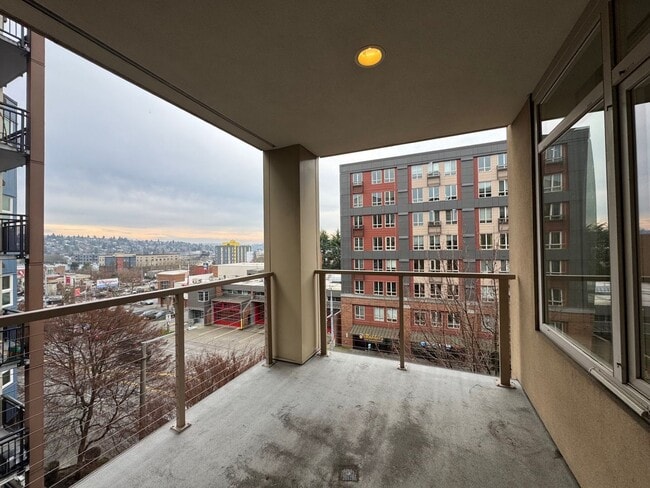 Building Photo - Spacious 2 bed 2 bath, 1000+ sq ft. condo on Market St in Ballard