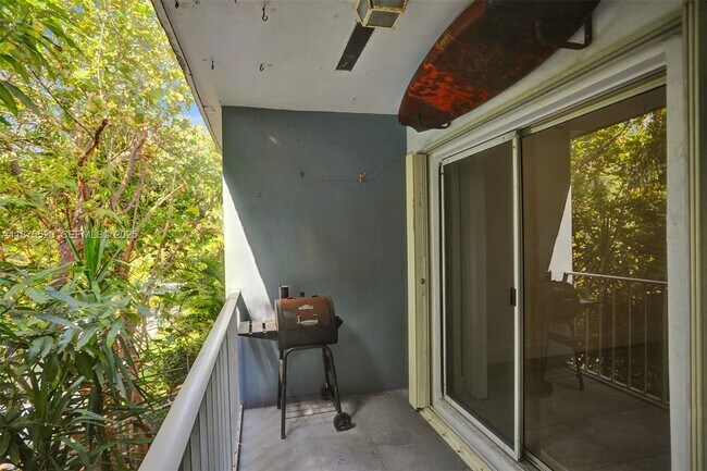 Building Photo - 1860 Venice Park Dr