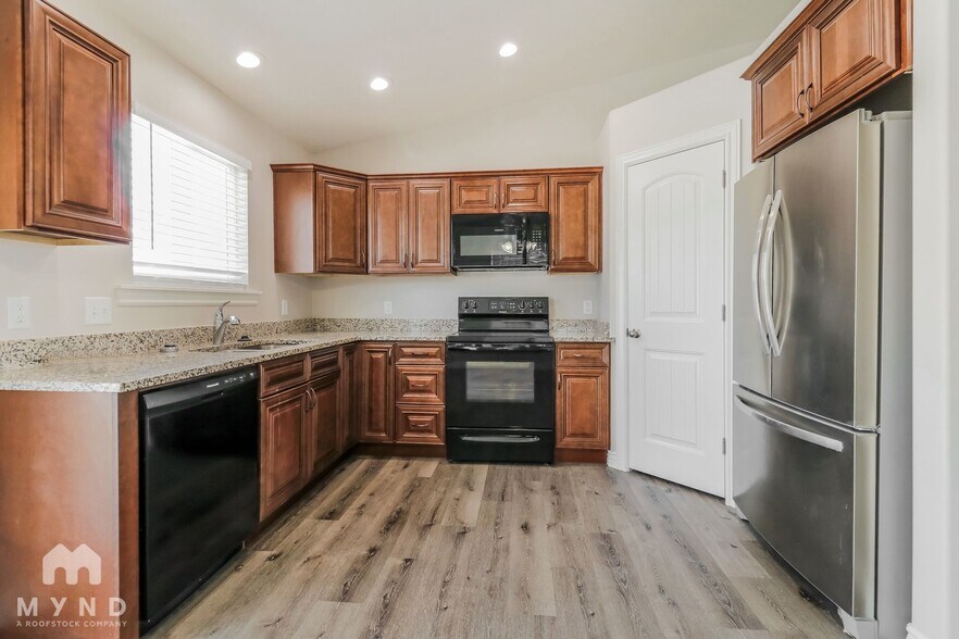 Building Photo - 2251 E Maple Dr