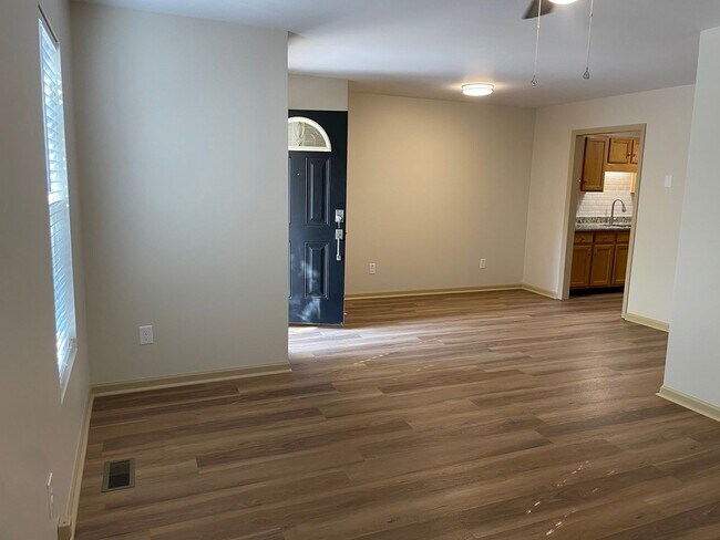 Building Photo - 1305