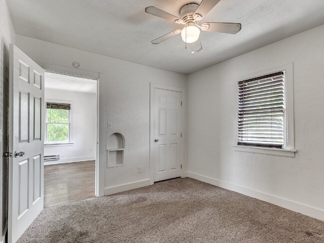 Building Photo - Super cute studio in crestwood