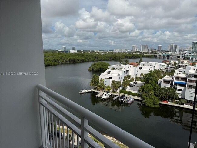 Building Photo - 400 Kings Point Dr