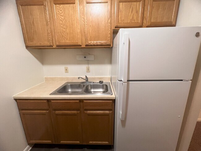 Building Photo - 2 Bedroom 1 Bath Balcony Apartment Available