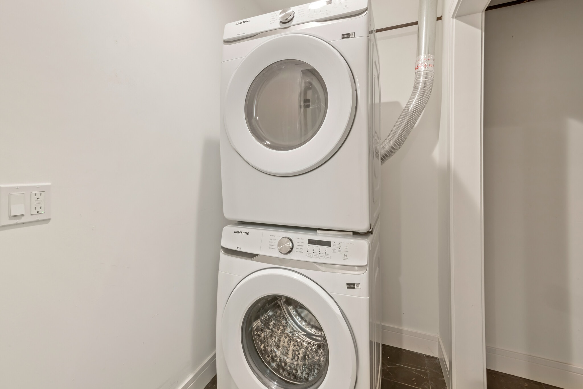 Building Photo - 3058 W Cortland St