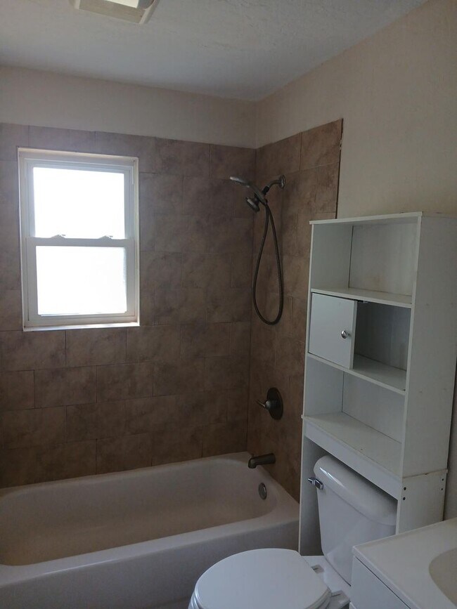 Building Photo - 2312 NW 46th- AVAILABLE NOW!