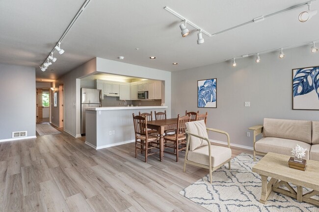 Building Photo - Columbia River View Condo - Hayden Island!