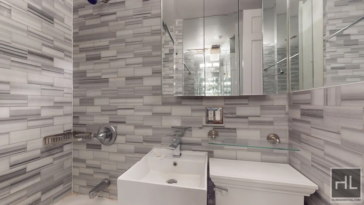 Building Photo - Tenth Avenue