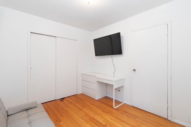 Building Photo - 304e E 95th St