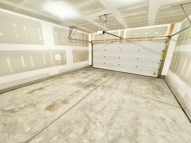 Building Photo - On quiet, dead end Street 3 bedroom 2 1/2 ...