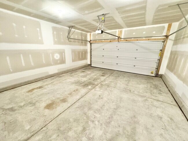 Building Photo - On quiet, dead end Street 3 bedroom 2 1/2 bath townhome