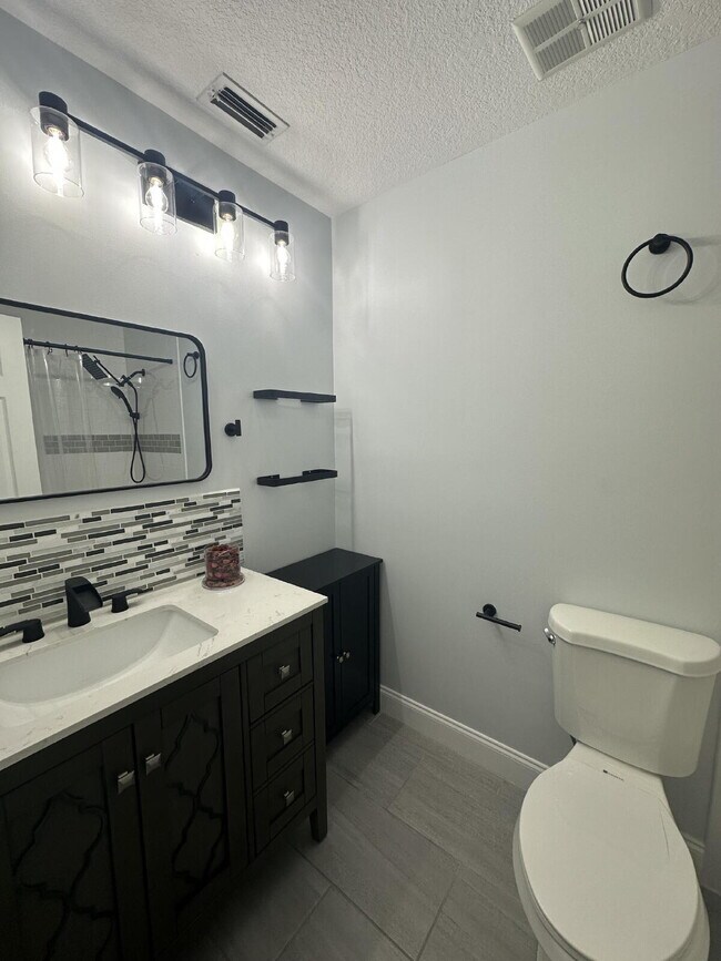 Building Photo - Charming 2-Bed, 2-Bath Retreat in Port Charlotte!