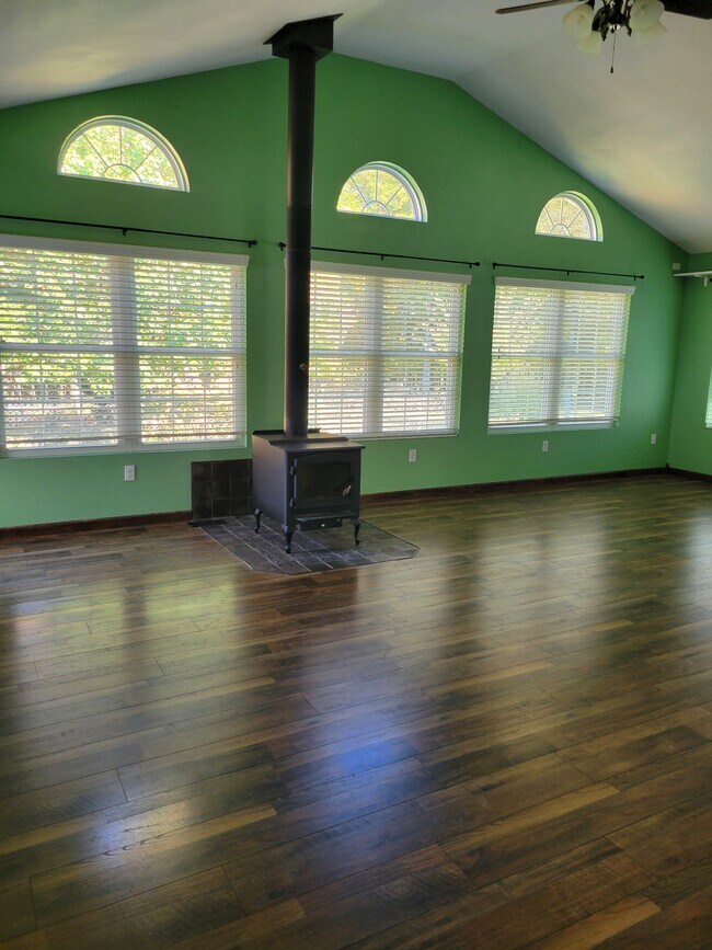 Building Photo - 71 Crest Cir