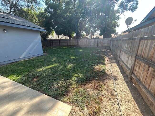 Building Photo - 1846 N Selina Ct