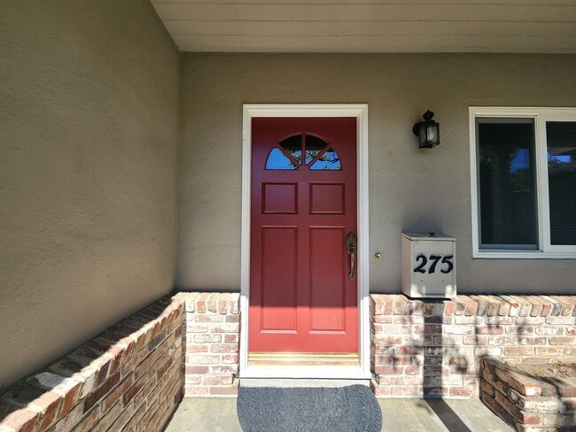 Building Photo - Charming 2 Bedroom, 2 Bathroom Home in Redwood City