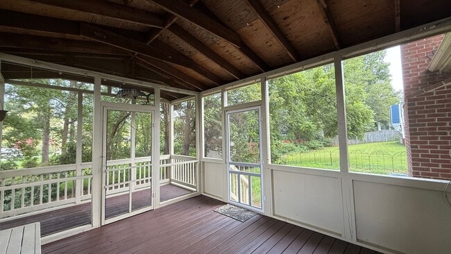 Building Photo - Newly Refreshed Rambler in Convenient Loca...
