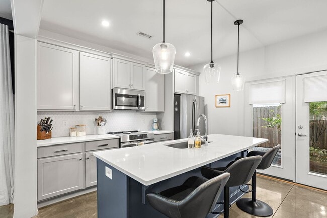 Building Photo - Stunning Gem in the heart of East Nashville!!