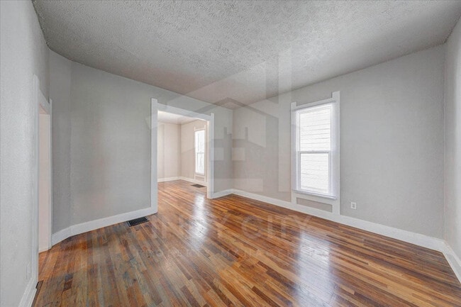 Building Photo - 1106 S Reisner St