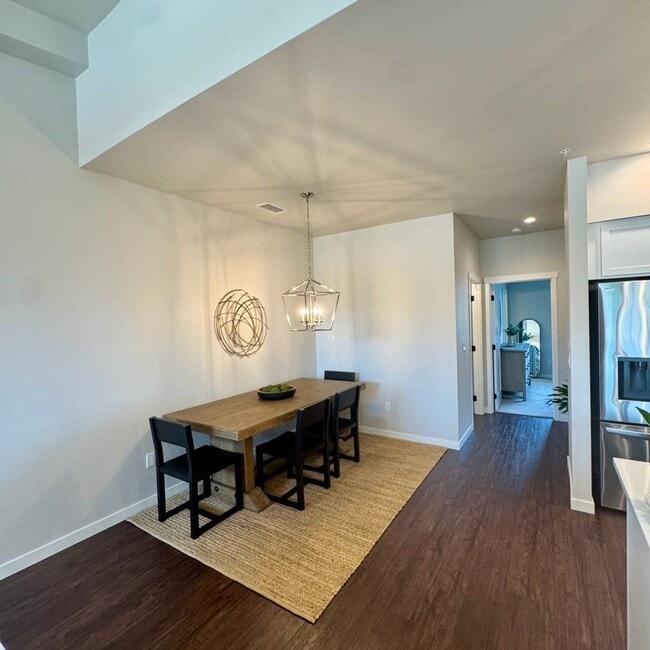 Building Photo - Cute, modern 2 bed 2.5 bath condo for rent!