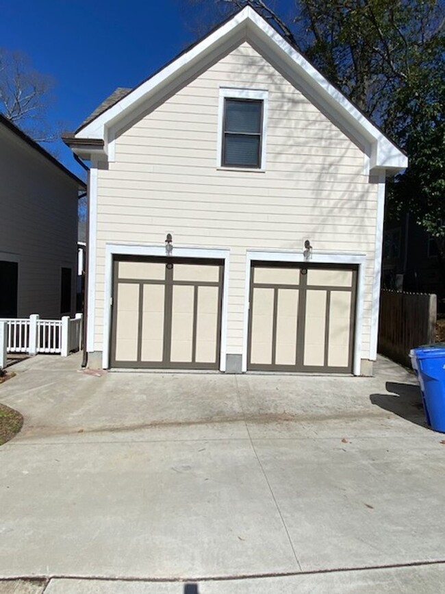 Building Photo - Charming 1-Bedroom Apartment Over Garage f...