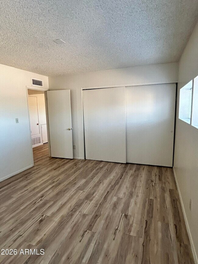 Building Photo - 2652 E Oakleaf Dr