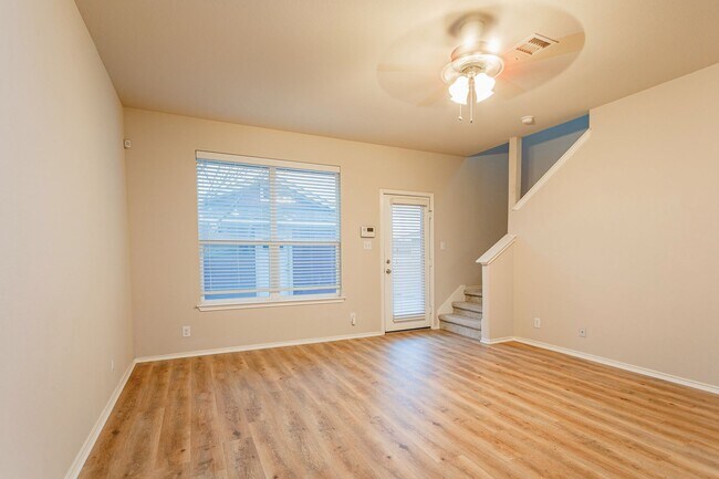 Building Photo - 3/BR 2.5/BA Cozy Two-Level Home with Fence...