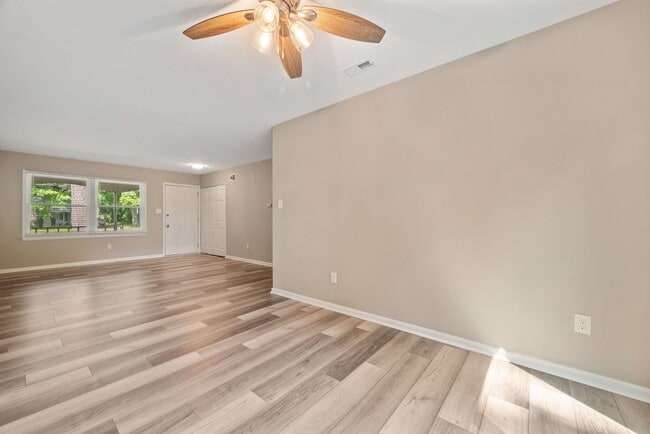 Building Photo - Move in Ready! Brick ranch home has 3 bedr...