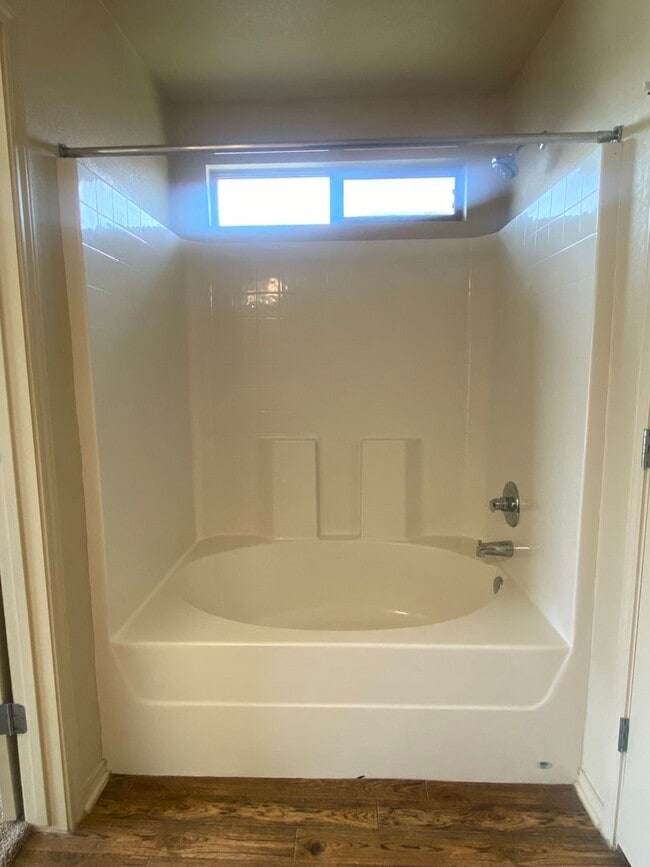 Building Photo - 3 Bedroom Conveniently Located