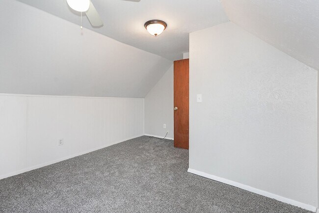 Building Photo - 1025 W 23rd St