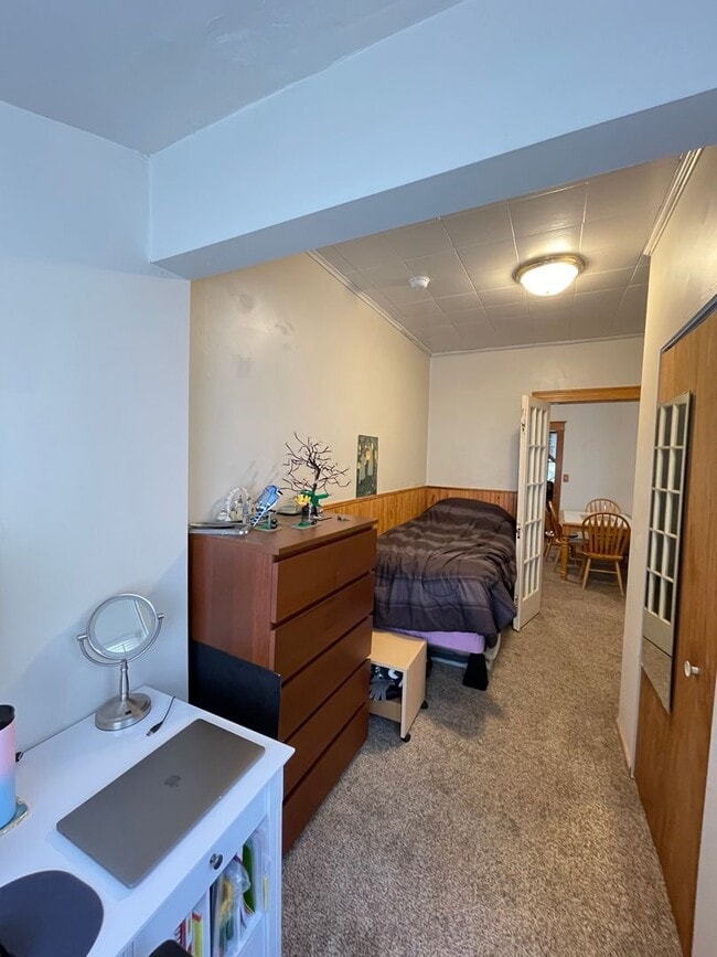 Building Photo - AVAILABLE JUNE 1st - 5 Bed, 2 Bath Home w/ Huge Enclosed Porch!