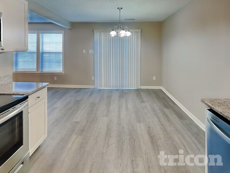 Building Photo - 915 Littleton Dr