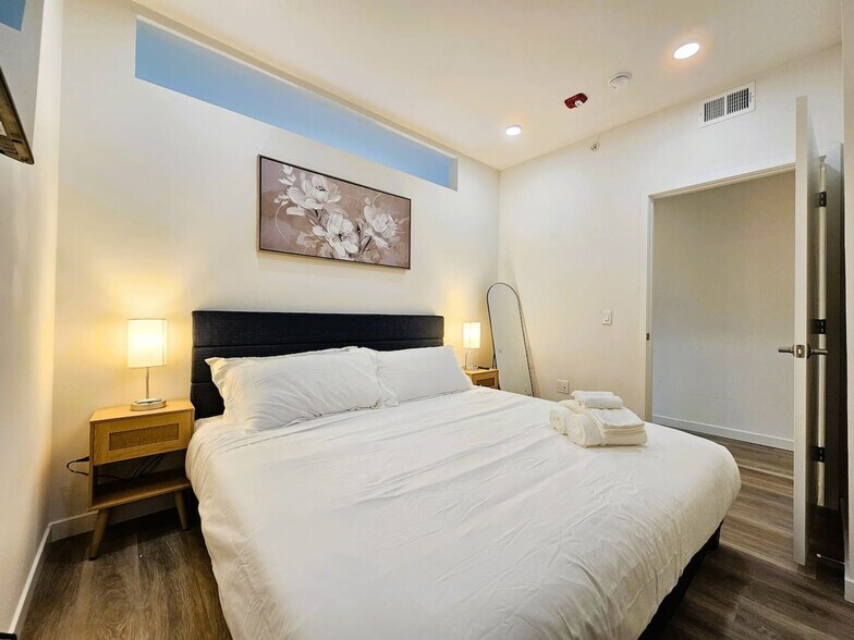 Building Photo - 501 N Perth St