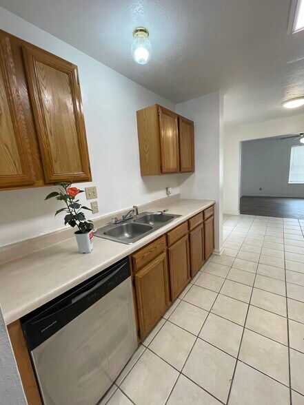 Building Photo - 1205 Vinyard Ct