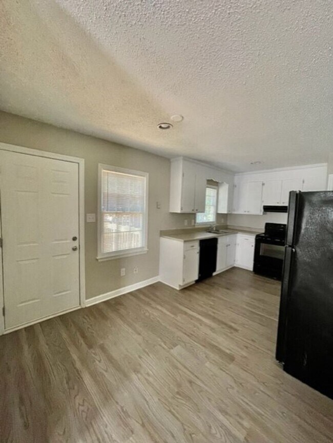 Building Photo - Must see this spacious 3 bedroom 1.5 bath ...