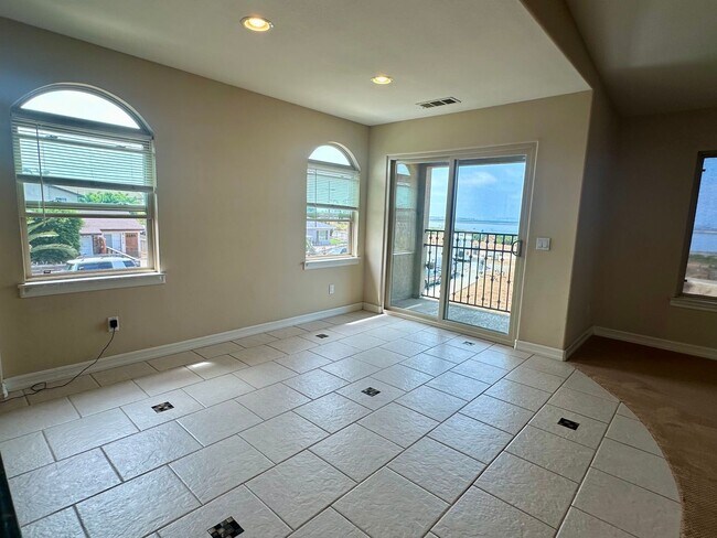 Building Photo - Huge Bay Front 3 Bed 2.5 Bath