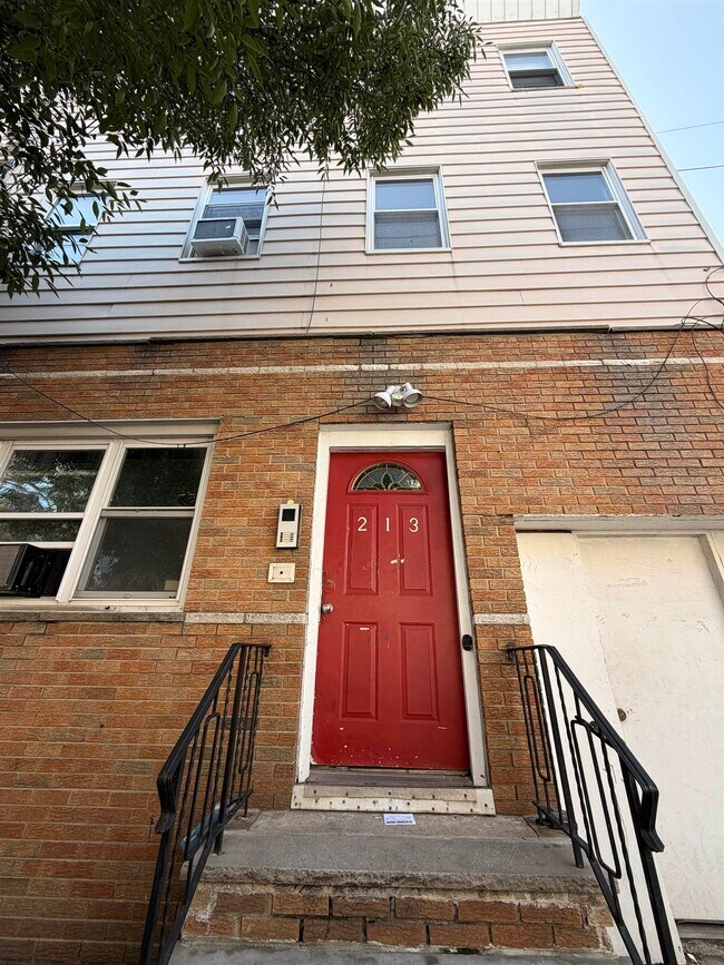 Building Photo - 213 Webster Ave
