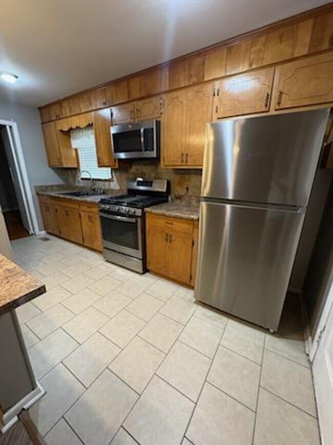 Building Photo - 2668 Vernon Dr