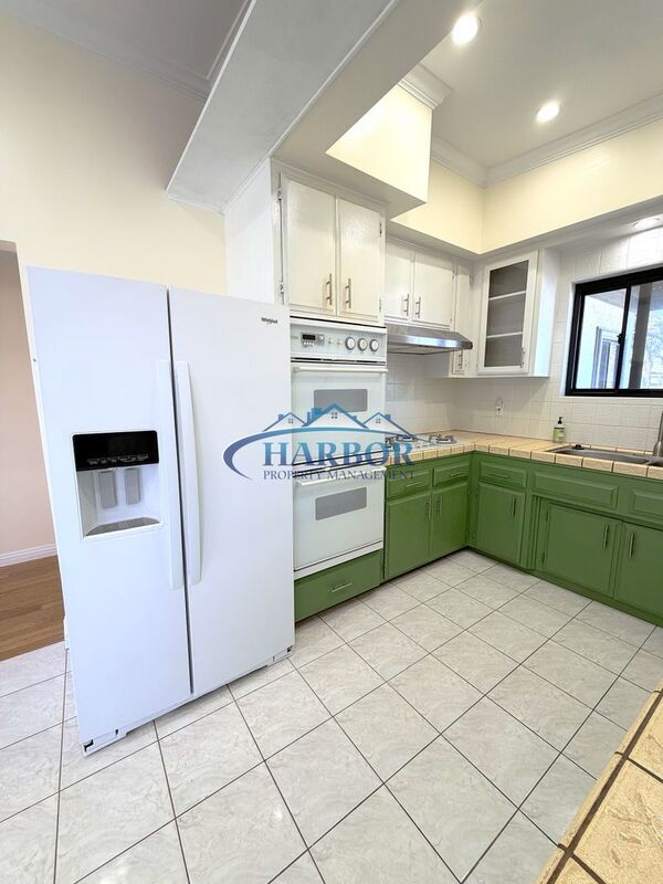 Building Photo - 827 W 22nd St