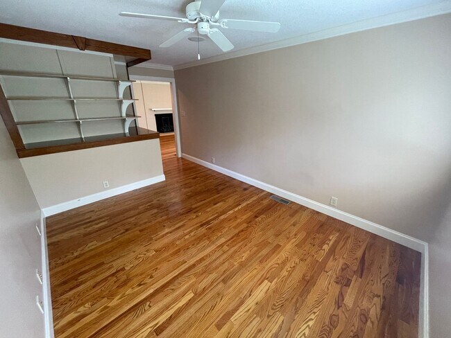 Building Photo - Elegant 4bd/3ba Home with Fenced-in Backyard