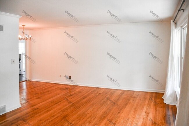 Building Photo - 3 Bed, 1 Bath Home with Garage in Prime Kansas City Location